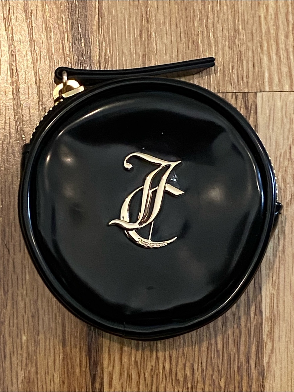 Juicy Coutrue   Black Round Patent Coin Purse with Gold Monogram Accent